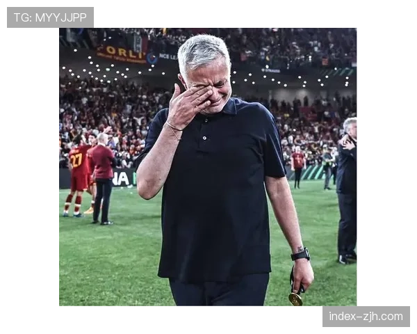 穆里尼奥现身罗马奥林匹克球场观战，引发球迷欢呼