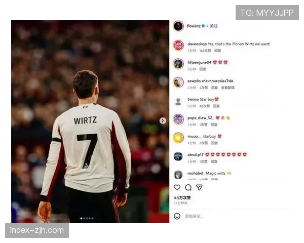 特写：维尔茨助攻戴帽后，与场边父亲深情相拥