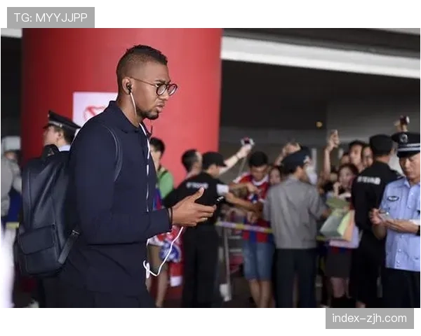 特写:告别战?37岁的本·阿尔法在尼斯主场向球迷挥手致意 特写:告别战?37岁的本·阿尔法在尼斯主场向球迷挥手致意