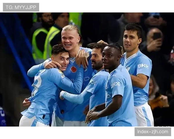 更衣室合影：曼城全队围绕两座大耳朵杯，庆祝建立王朝